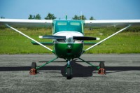 Самолет Cessna 150L вид спереди